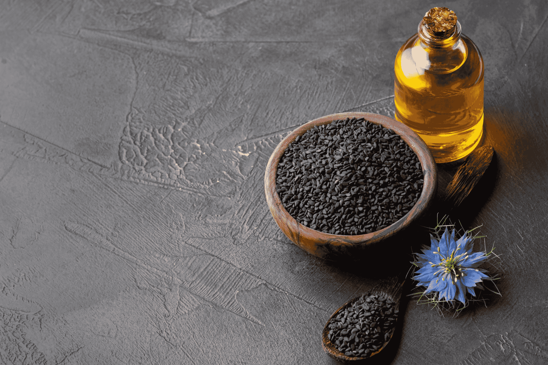 น้ำมันเทียนดำ (Black Cumin Oil) นวัตกรรม Softgel เสริมสุขภาพ: สารสำคัญ, กลไกการออกฤทธิ์ และการผสาน (Synergy) กับสมุนไพรอื่น